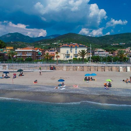 Residence Villa Carmen Fronte Mare A 50 Mt Pietra Ligure Eksteriør billede