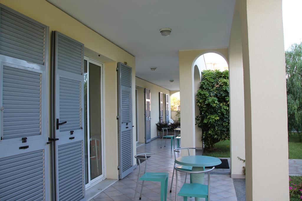 Residence Villa Carmen Fronte Mare A 50 Mt Pietra Ligure Værelse billede