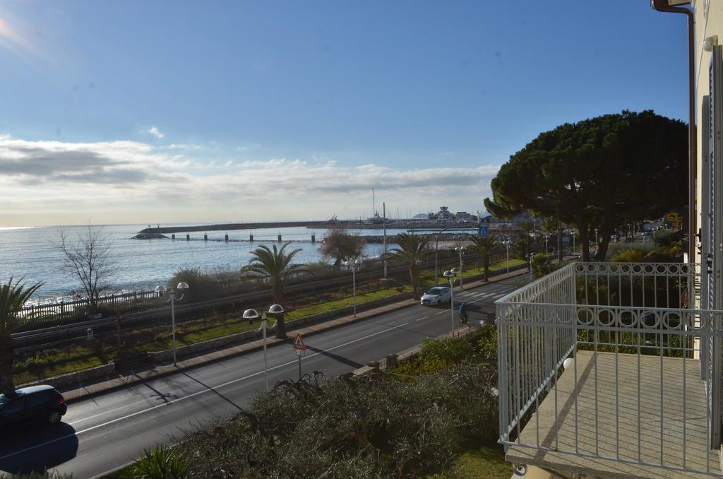 Residence Villa Carmen Fronte Mare A 50 Mt Pietra Ligure Eksteriør billede