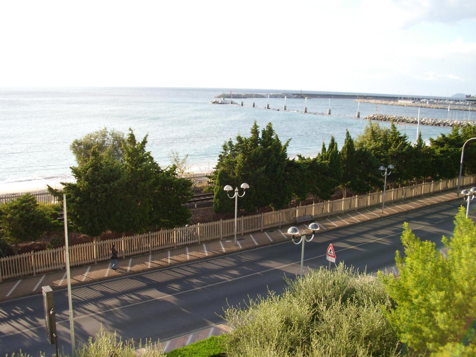 Residence Villa Carmen Fronte Mare A 50 Mt Pietra Ligure Eksteriør billede