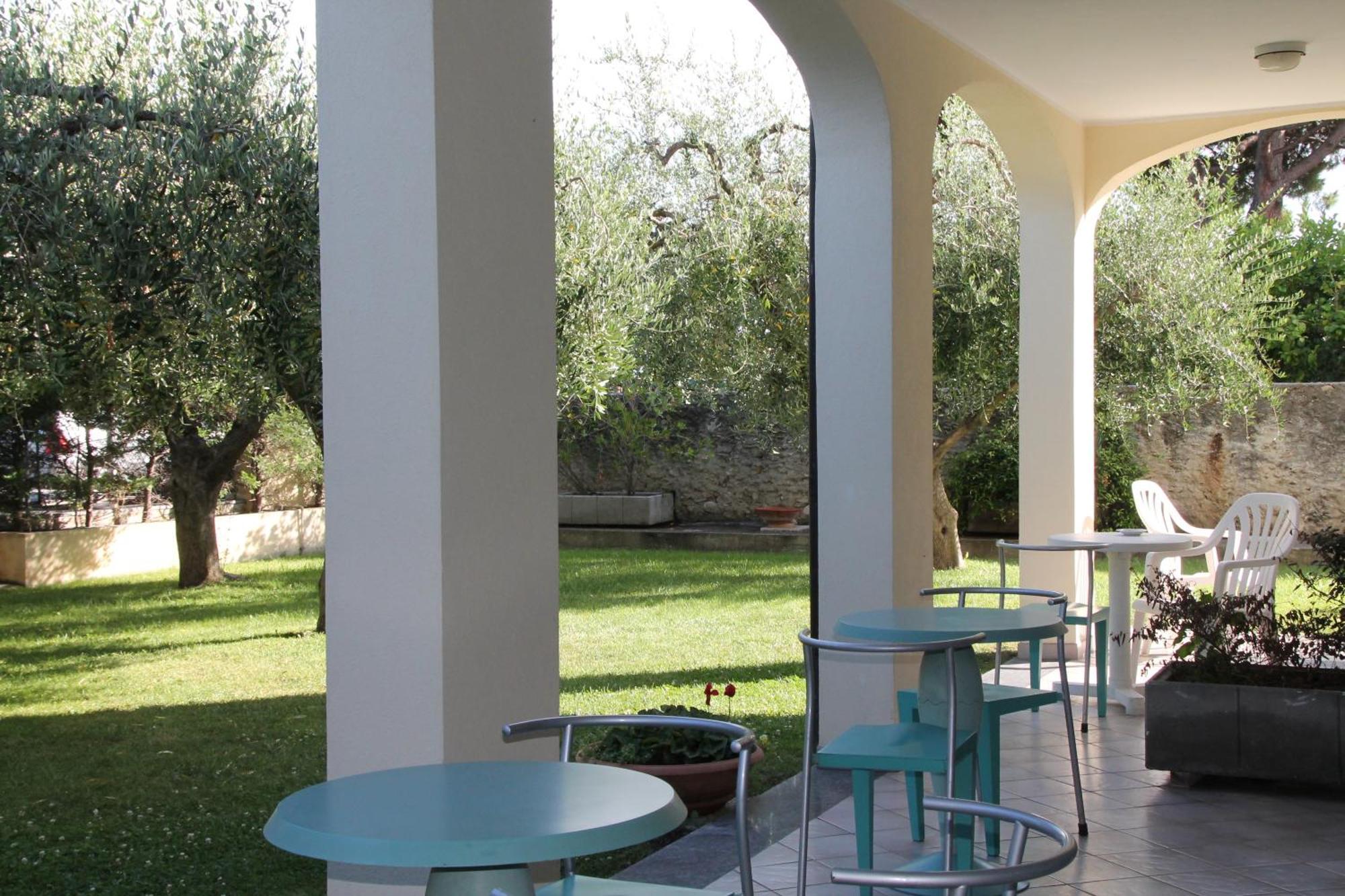 Residence Villa Carmen Fronte Mare A 50 Mt Pietra Ligure Værelse billede