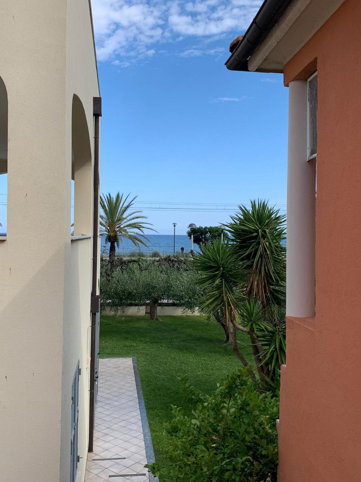 Residence Villa Carmen Fronte Mare A 50 Mt Pietra Ligure Eksteriør billede