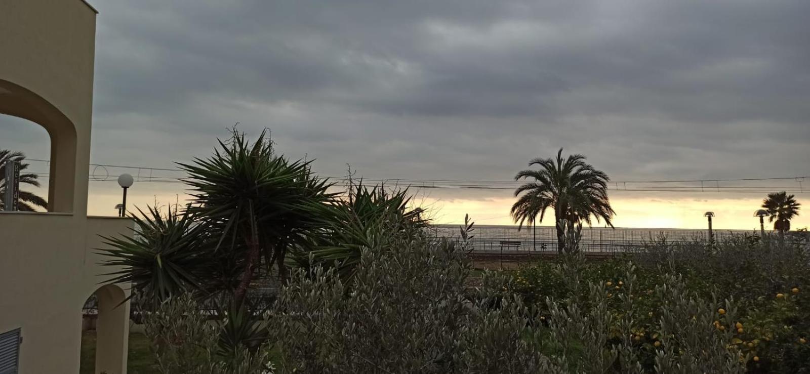 Residence Villa Carmen Fronte Mare A 50 Mt Pietra Ligure Eksteriør billede