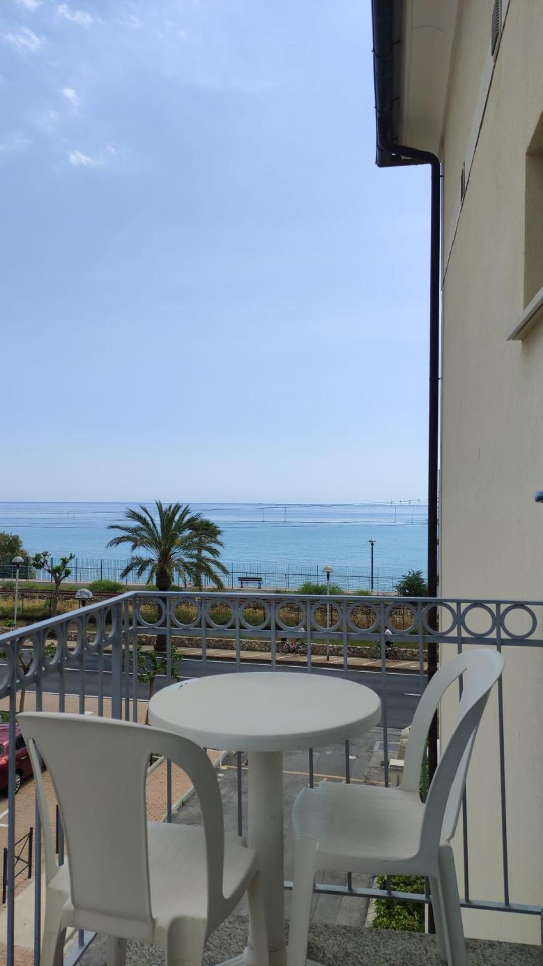 Residence Villa Carmen Fronte Mare A 50 Mt Pietra Ligure Eksteriør billede