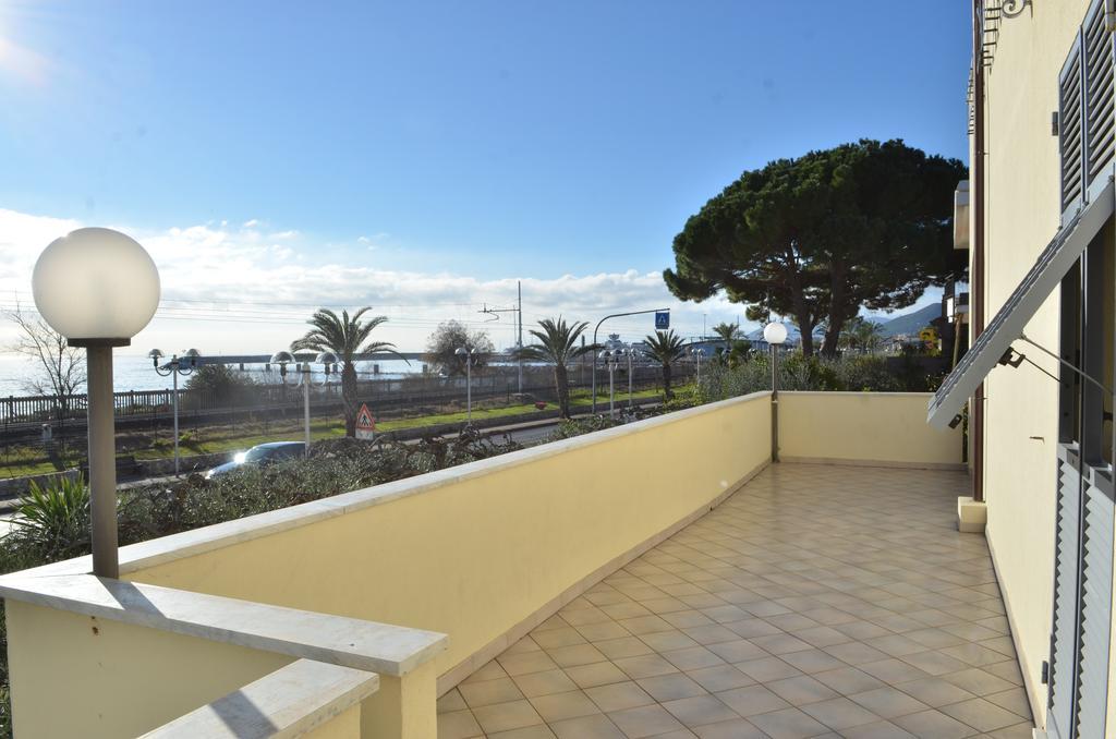 Residence Villa Carmen Fronte Mare A 50 Mt Pietra Ligure Eksteriør billede