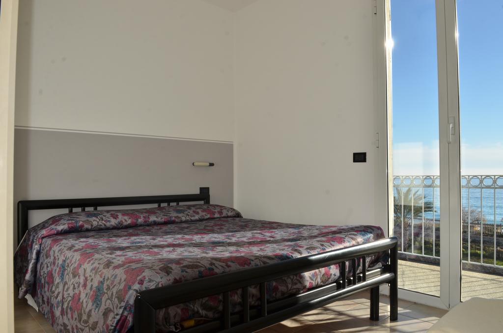 Residence Villa Carmen Fronte Mare A 50 Mt Pietra Ligure Eksteriør billede