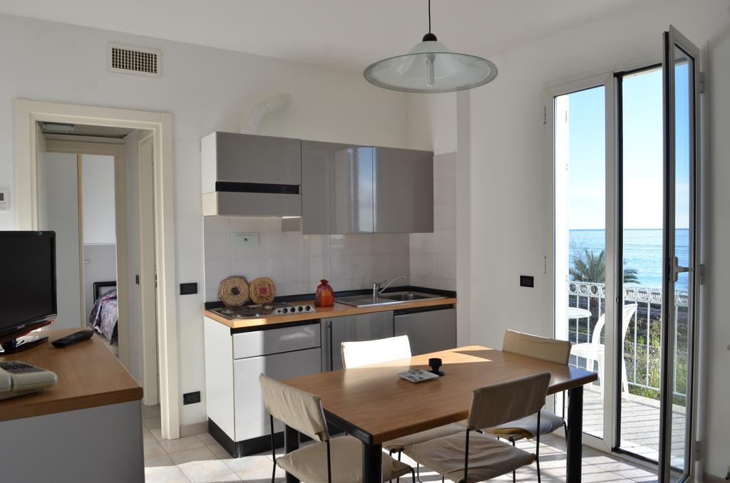 Residence Villa Carmen Fronte Mare A 50 Mt Pietra Ligure Eksteriør billede