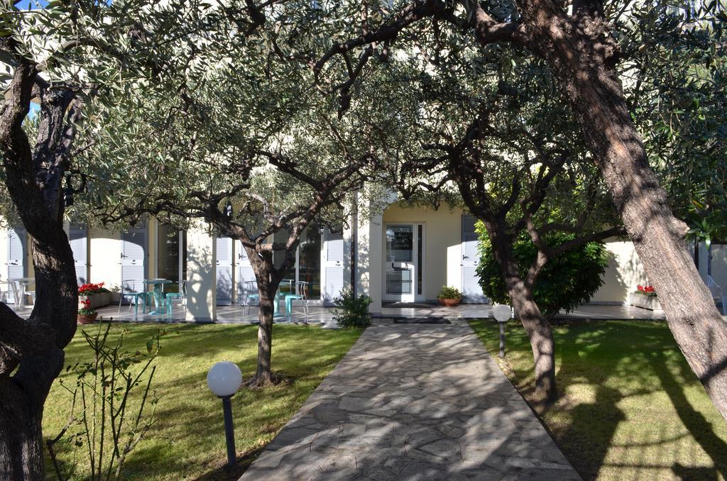 Residence Villa Carmen Fronte Mare A 50 Mt Pietra Ligure Eksteriør billede